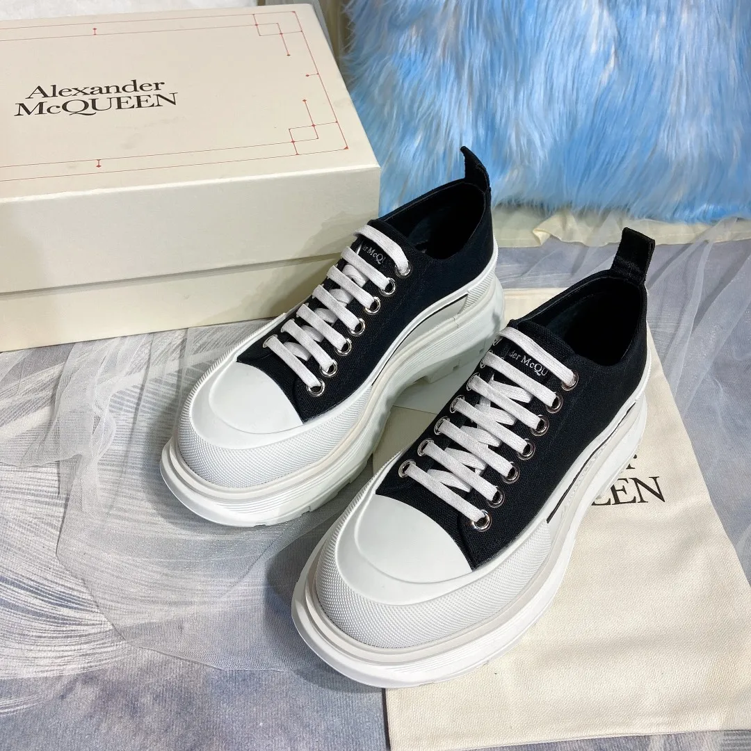 👟👟Ex-factory price👟👟Ex-factory price 480👟👟Mc Queen McQueen’s new couple shoes! 2020ss spring first release‼ ️‼ ️Young ladies who are fashion representatives must be in the forefront of fashion! The unique personality of the shoes adds full charm, and the shoes are super stylish. ⚠The uppers are made of customized original canvas. The color is warm and moist. 🔸The inner padding is made of imported goatskin. Full of flexibility! The round toe design allows the toes to be completely released🥰 Get rid of the original pressure of shoes! 🔸The outsole adopts the original molded vacuum outsole. The process of combining several layers of outsole is complicated. Super light and super comfortable! Super affordable ❤️ 🔸 🔸Size: 35-44 men’s and women’s sizes. The latest counter packaging low-top 👟👟 ex-factory price 👟👟 ex-factory price 500. High top 260. Men's size +10